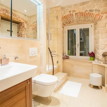 Imperial Luxury Apartment *